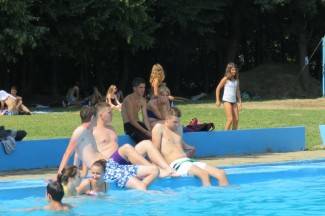 Vrhunac toplinskog vala: Požežani potražili spas na bazenima