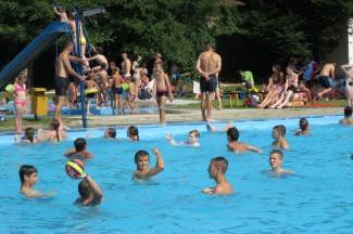 Vrhunac toplinskog vala: Požežani potražili spas na bazenima