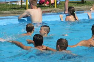 Vrhunac toplinskog vala: Požežani potražili spas na bazenima