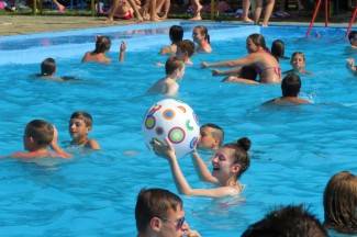 Vrhunac toplinskog vala: Požežani potražili spas na bazenima
