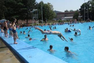 Vrhunac toplinskog vala: Požežani potražili spas na bazenima