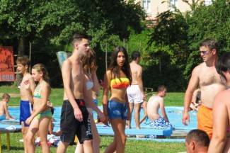 Vrhunac toplinskog vala: Požežani potražili spas na bazenima
