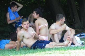 Vrhunac toplinskog vala: Požežani potražili spas na bazenima