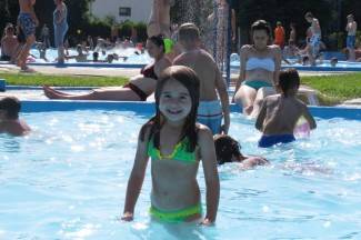 Vrhunac toplinskog vala: Požežani potražili spas na bazenima