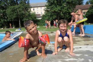 Vrhunac toplinskog vala: Požežani potražili spas na bazenima