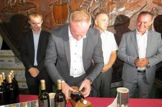 Kutjevo: Punjenje Festivalskog vina