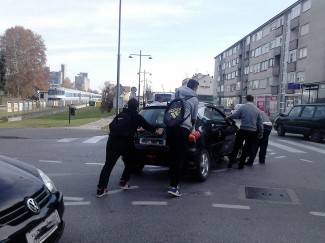 Sramota!: ¨Otpao im kotač u raskrižju, a nitko ne pomaže¨ Sramota!: ¨Otpao im kotač u raskrižju, a nitko ne pomaže¨