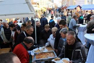 Uskrsni sajam i Veliki petak u pješačkoj zoni u Požegi, 25.3.2016.