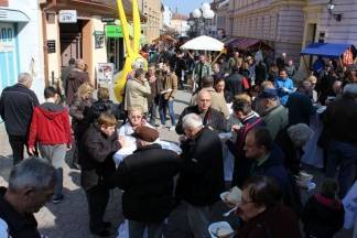 Uskrsni sajam i Veliki petak u pješačkoj zoni u Požegi, 25.3.2016.