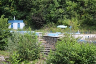 Nekad ponos danas pustoš: nogometni stadion i bazeni u Velikoj