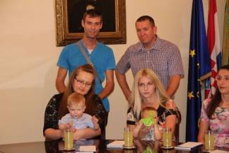 Prijem beba i roditelja u Gradu Požegi:12.9.2016.