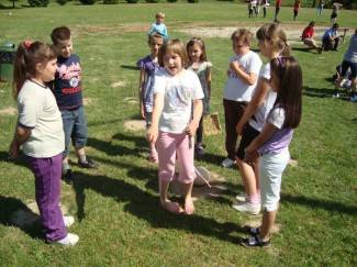 Naučite ʺPincek i paluʺ i druge zaboravljene igre! (video)