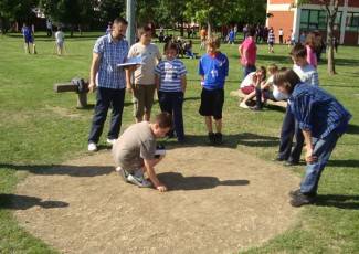 Naučite ʺPincek i paluʺ i druge zaboravljene igre! (video)
