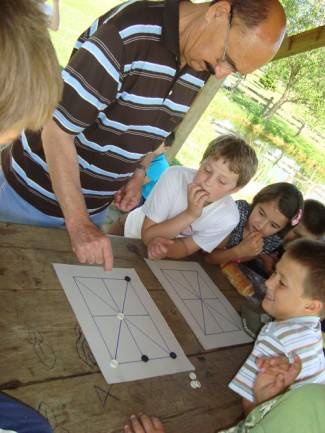 Naučite ʺPincek i paluʺ i druge zaboravljene igre! (video)