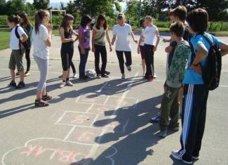 Naučite ʺPincek i paluʺ i druge zaboravljene igre! (video)