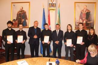 Božićna ponuda na požeškoj tržnici