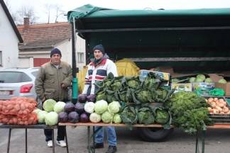 Božićna ponuda na požeškoj tržnici