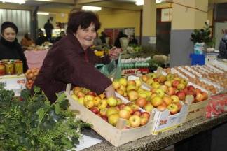 Božićna ponuda na požeškoj tržnici