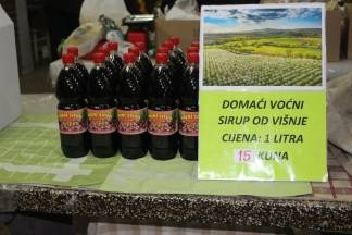 Božićna ponuda na požeškoj tržnici