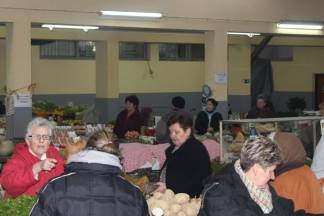 Božićna ponuda na požeškoj tržnici