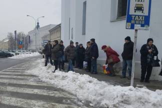 Zaleđeno autobusno stajalište na Trgu sv. Trojstva Zaleđeno autobusno stajalište na Trgu sv. Trojstva