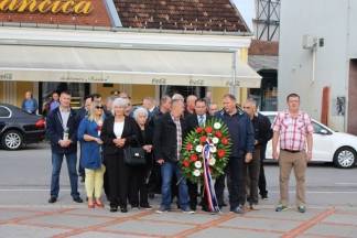 Polaganje vijenaca na Trgu 123. brigade povodom 26. godišnjice oslobađanja Vojarne u Požegi