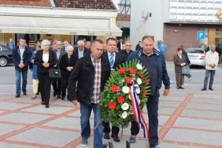 Polaganje vijenaca na Trgu 123. brigade povodom 26. godišnjice oslobađanja Vojarne u Požegi
