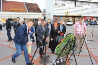 Polaganje vijenaca na Trgu 123. brigade povodom 26. godišnjice oslobađanja Vojarne u Požegi
