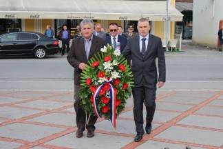 Polaganje vijenaca na Trgu 123. brigade povodom 26. godišnjice oslobađanja Vojarne u Požegi