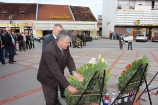 Polaganje vijenaca na Trgu 123. brigade povodom 26. godišnjice oslobađanja Vojarne u Požegi