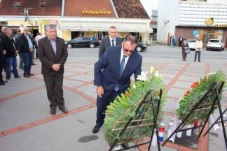 Polaganje vijenaca na Trgu 123. brigade povodom 26. godišnjice oslobađanja Vojarne u Požegi