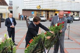Polaganje vijenaca na Trgu 123. brigade povodom 26. godišnjice oslobađanja Vojarne u Požegi