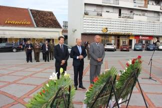 Polaganje vijenaca na Trgu 123. brigade povodom 26. godišnjice oslobađanja Vojarne u Požegi