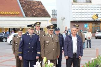 Polaganje vijenaca na Trgu 123. brigade povodom 26. godišnjice oslobađanja Vojarne u Požegi