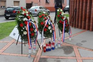 Polaganje vijenaca na Trgu 123. brigade povodom 26. godišnjice oslobađanja Vojarne u Požegi