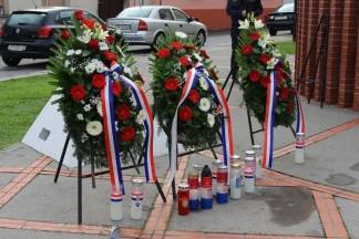 Polaganje vijenaca na Trgu 123. brigade povodom 26. godišnjice oslobađanja Vojarne u Požegi