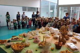 U Dječjem vrtiću Tratinčica u Pleternici obilježeni Dani kruha 11.10.2017.