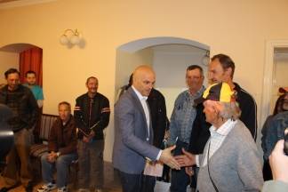 Gradonačelnik Puljašić potrebitima podijelio naknade za ogrjev Gradonačelnik Puljašić potrebitima podijelio naknade za ogrjev
