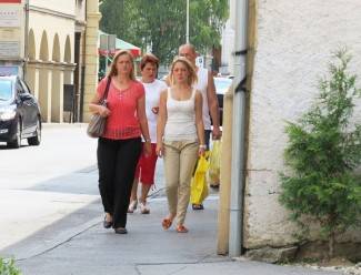 Požega: Lijepe žene prolaze kroz grad