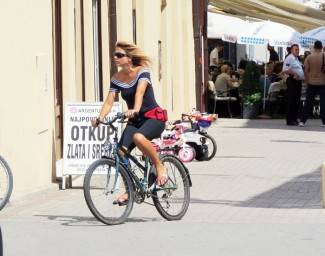 Požega: Lijepe žene prolaze kroz grad