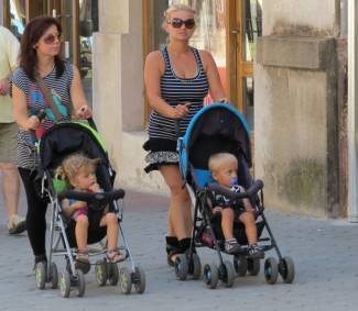 Požega: Lijepe žene prolaze kroz grad