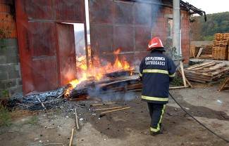 Požeška Koprivnica: Gašenje požara na pilani