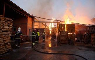 Požeška Koprivnica: Gašenje požara na pilani