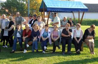 Oj divojko, što u kolo nećeš: Smotra šetanih kola u Buku