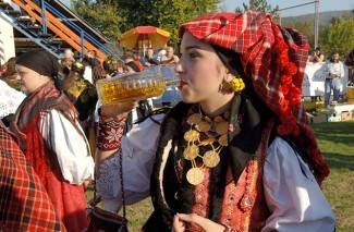 Oj divojko, što u kolo nećeš: Smotra šetanih kola u Buku