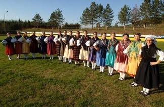 Oj divojko, što u kolo nećeš: Smotra šetanih kola u Buku