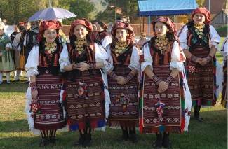 Oj divojko, što u kolo nećeš: Smotra šetanih kola u Buku