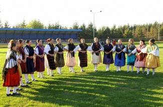 Oj divojko, što u kolo nećeš: Smotra šetanih kola u Buku