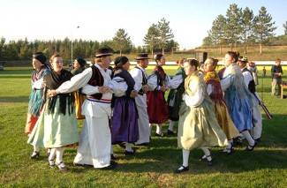 Oj divojko, što u kolo nećeš: Smotra šetanih kola u Buku
