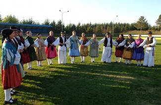 Oj divojko, što u kolo nećeš: Smotra šetanih kola u Buku